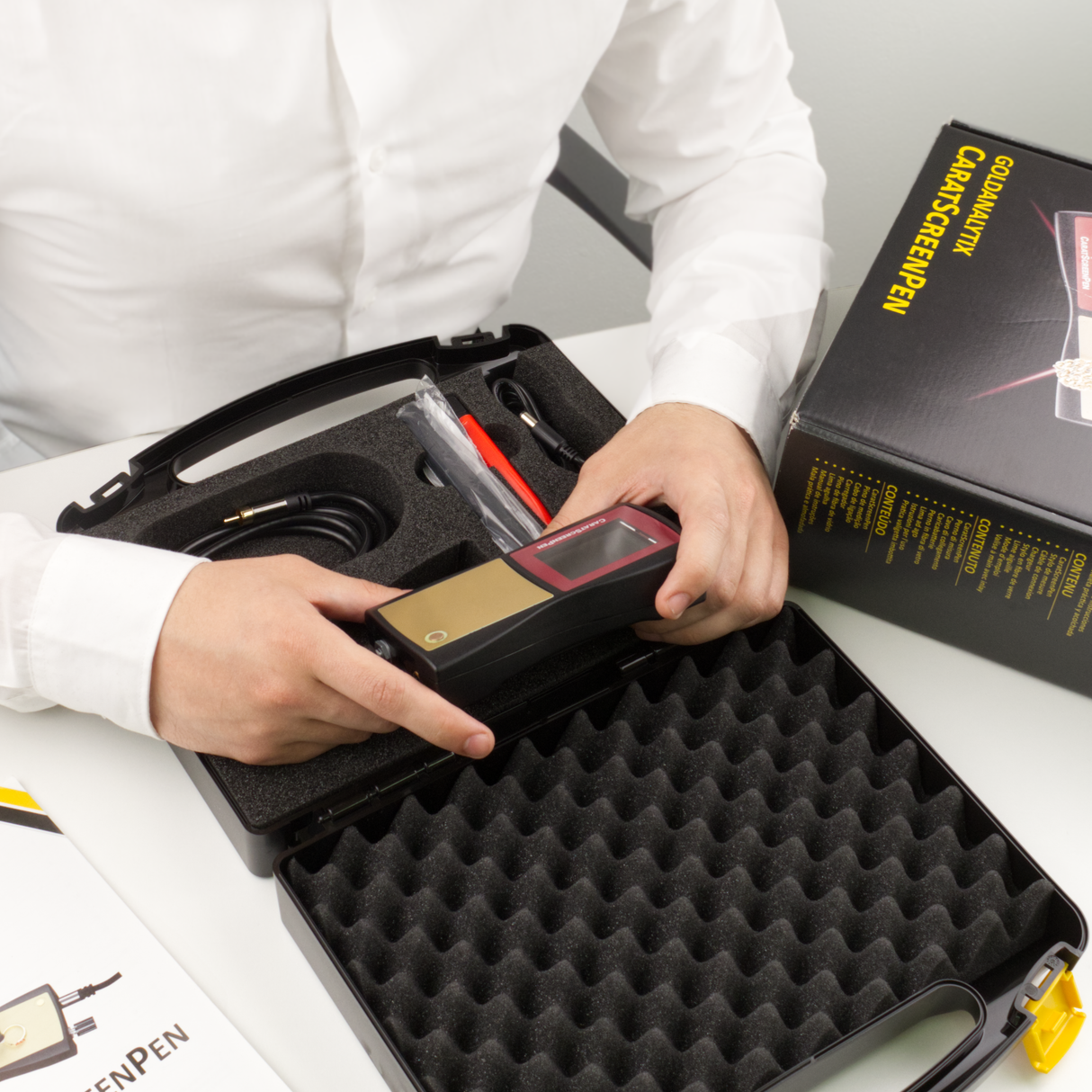 CaratScreenPen measuring gold carat value