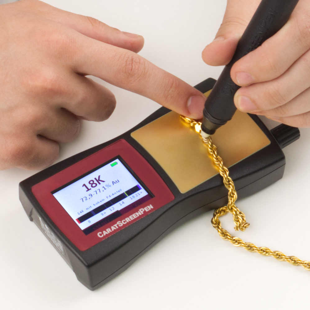 CaratScreenPen measuring gold carat value